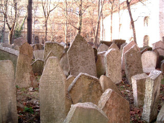 Il vecchio cimitero ebraico di Josefov a Praga